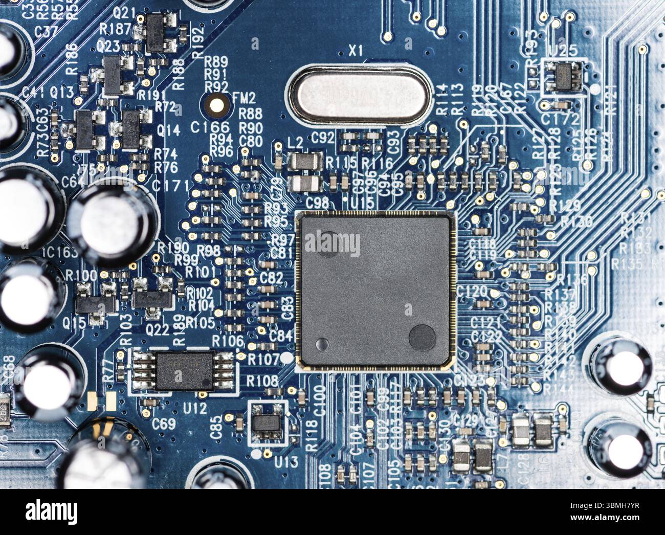 PCB di colore blu con un sacco di componenti elettrica come dettagliato di ripresa macro Foto Stock