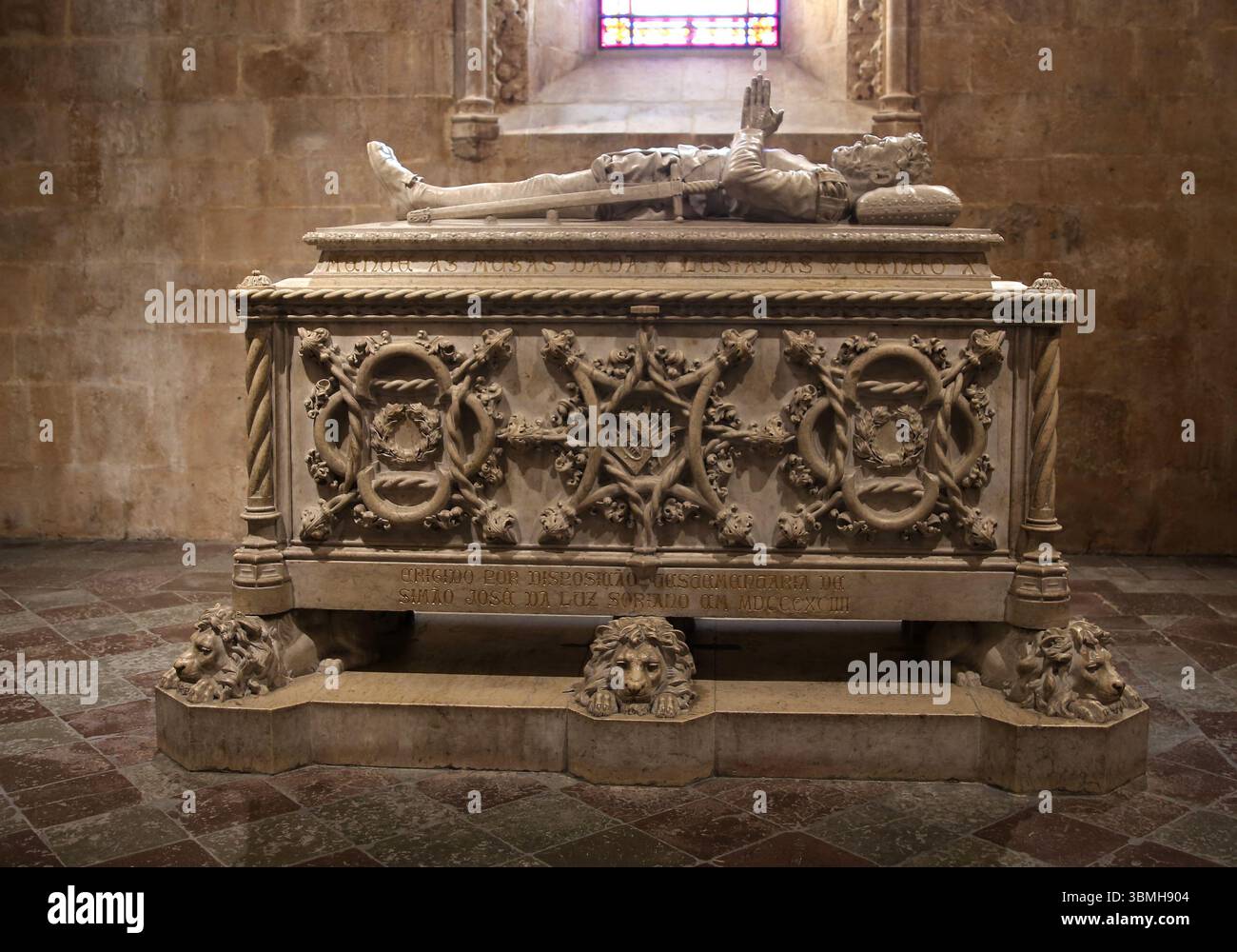 Tomba del poeta portoghese Luis de Camoes (1527-1580) di Costa Mota. Chiesa del Monastero di Jeronimos. Lisbona. Portogallo. Foto Stock