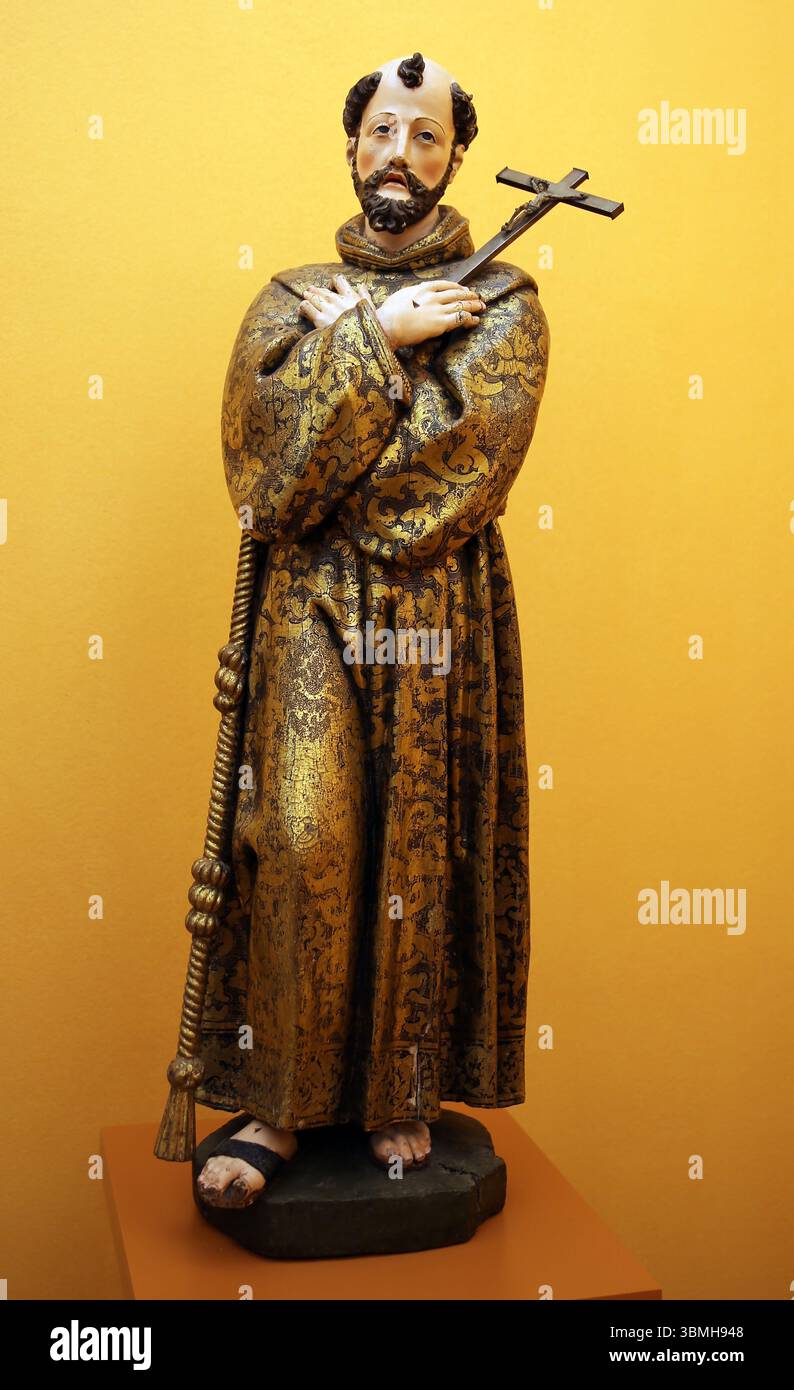 San Francesco con un crocifisso e rappresentato come frate. xvii secolo. Legno dorato, policromo, tecnica di estofado. Dal Convento delle Clarisse. S Foto Stock