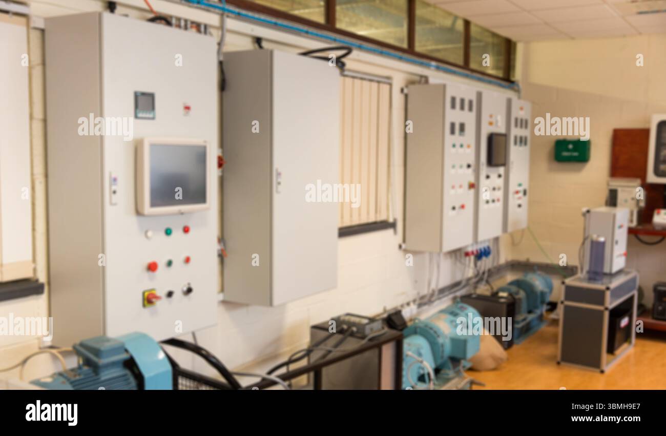 L'armadietto di controllo montato a parete alimenta i motori elettrici in una sala di apparecchiature con design piatto e finestre Foto Stock