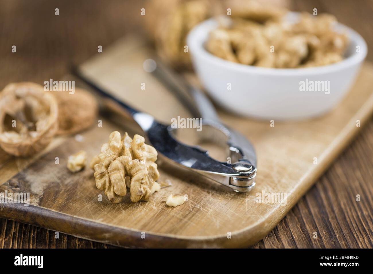 Porzione di chicchi di noce freschi (primo piano, messa a fuoco selettiva) Foto Stock
