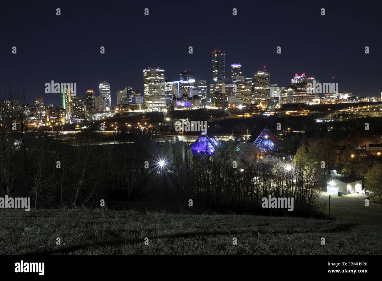 La città di Edmonton skyline di notte Foto Stock