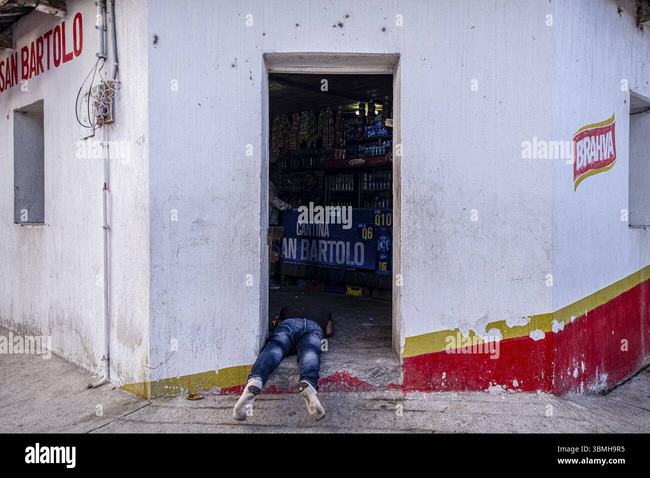 Ubriaco sdraiato in un bar, San Bartolome Jocotenango, comune del dipartimento di Quiche, Guatemala, America centrale Foto Stock