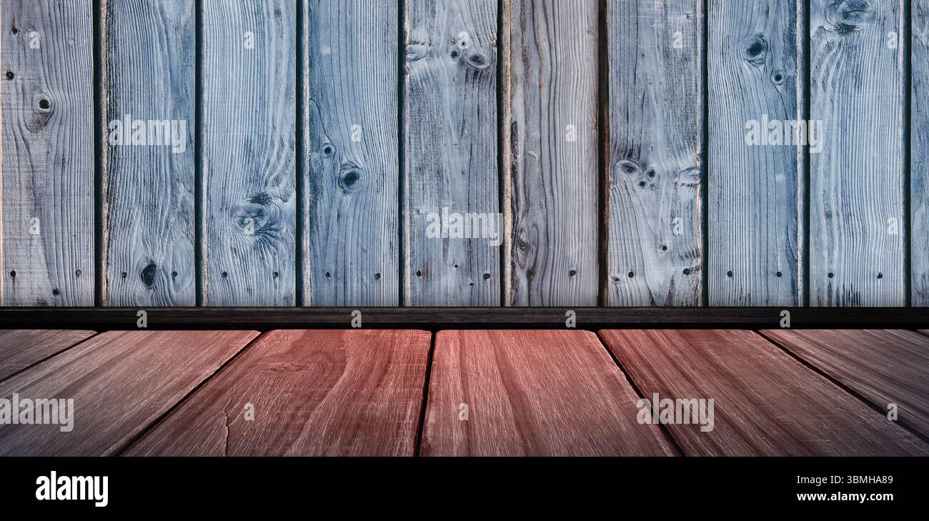 Ripiano in legno marrone su parete grigia Foto Stock