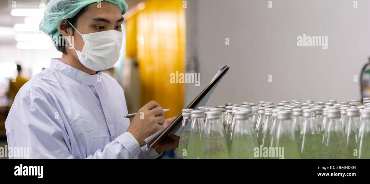 ispettore di qualità, ispezione tecnica di alimenti o bevande, prima di inviare il prodotto al cliente. Lead di produzione Foto Stock