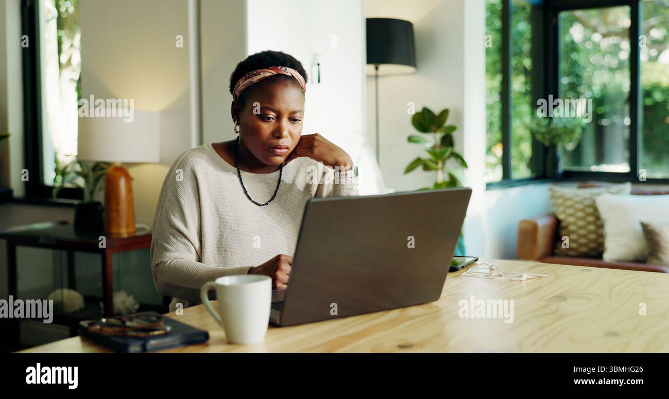 Donna triste e nera che legge sul portatile a casa per cattive notizie, crisi finanziaria e bollette scadute. Persona femminile, preoccupazione e online con rifiuto di prestito Foto Stock