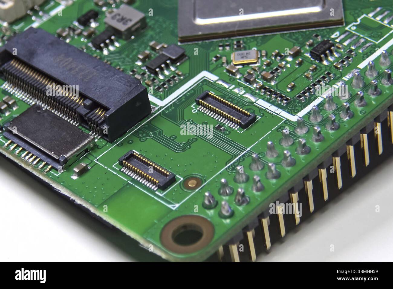 Paga un mini computer con processore e connettori di interfaccia. Tecnologia informatica miniaturizzata Foto Stock