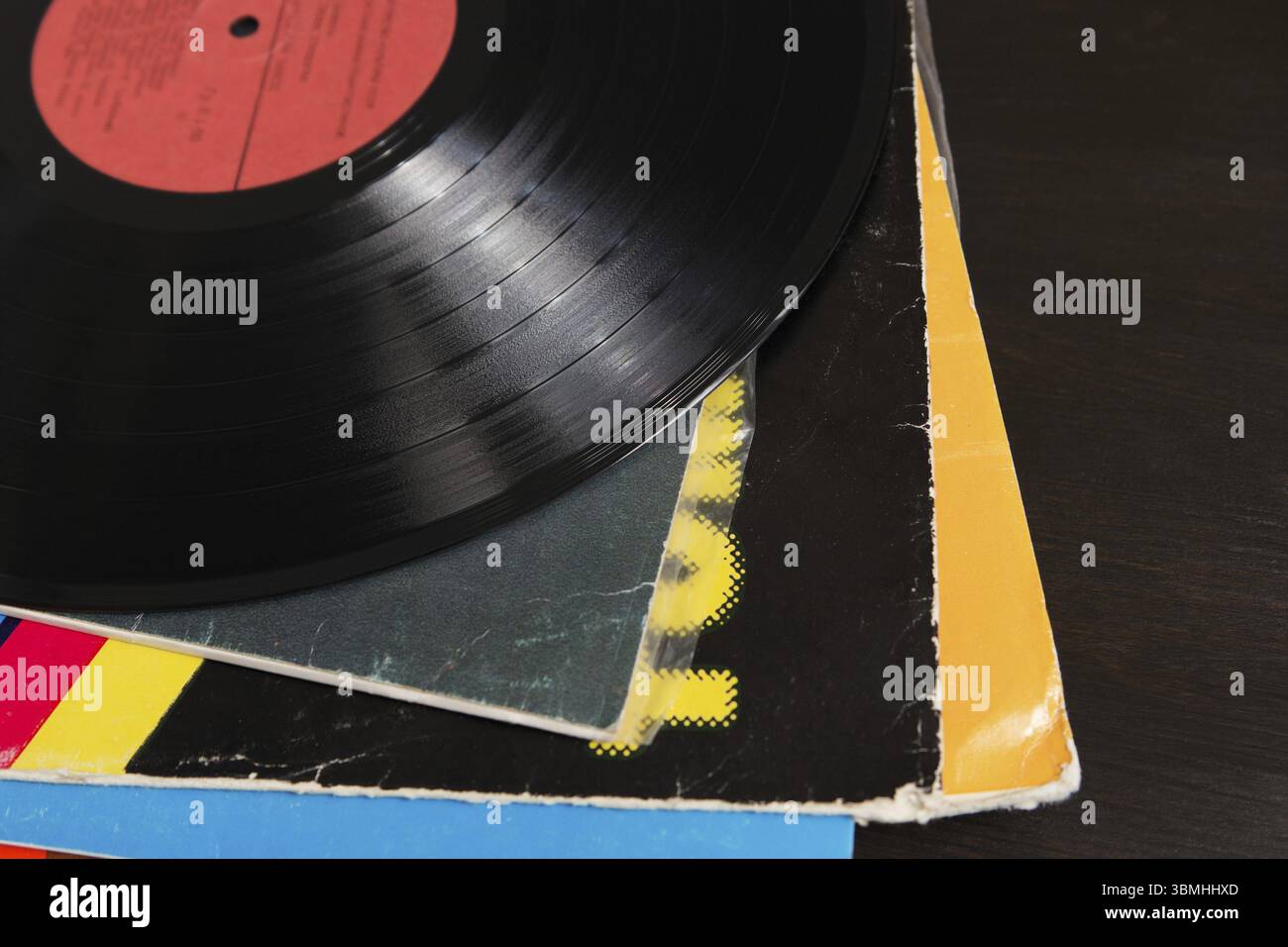 Disco di registrazione in vinile e diversi album con piastre Foto Stock