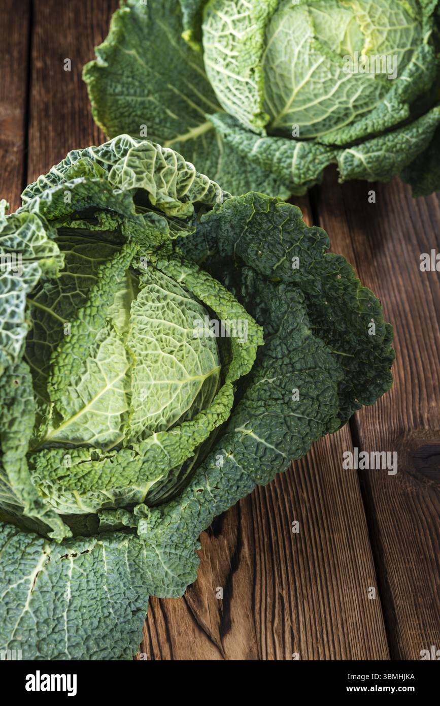 Porzione di fresh Savoy (close-up shot) su sfondo di legno Foto Stock