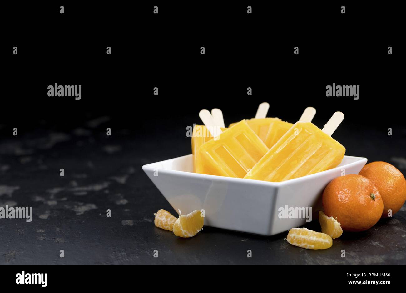 Porzione di papaveri mandarini freschi fatti in casa (primo piano, attenzione selettiva) su un sfondo vintage Foto Stock