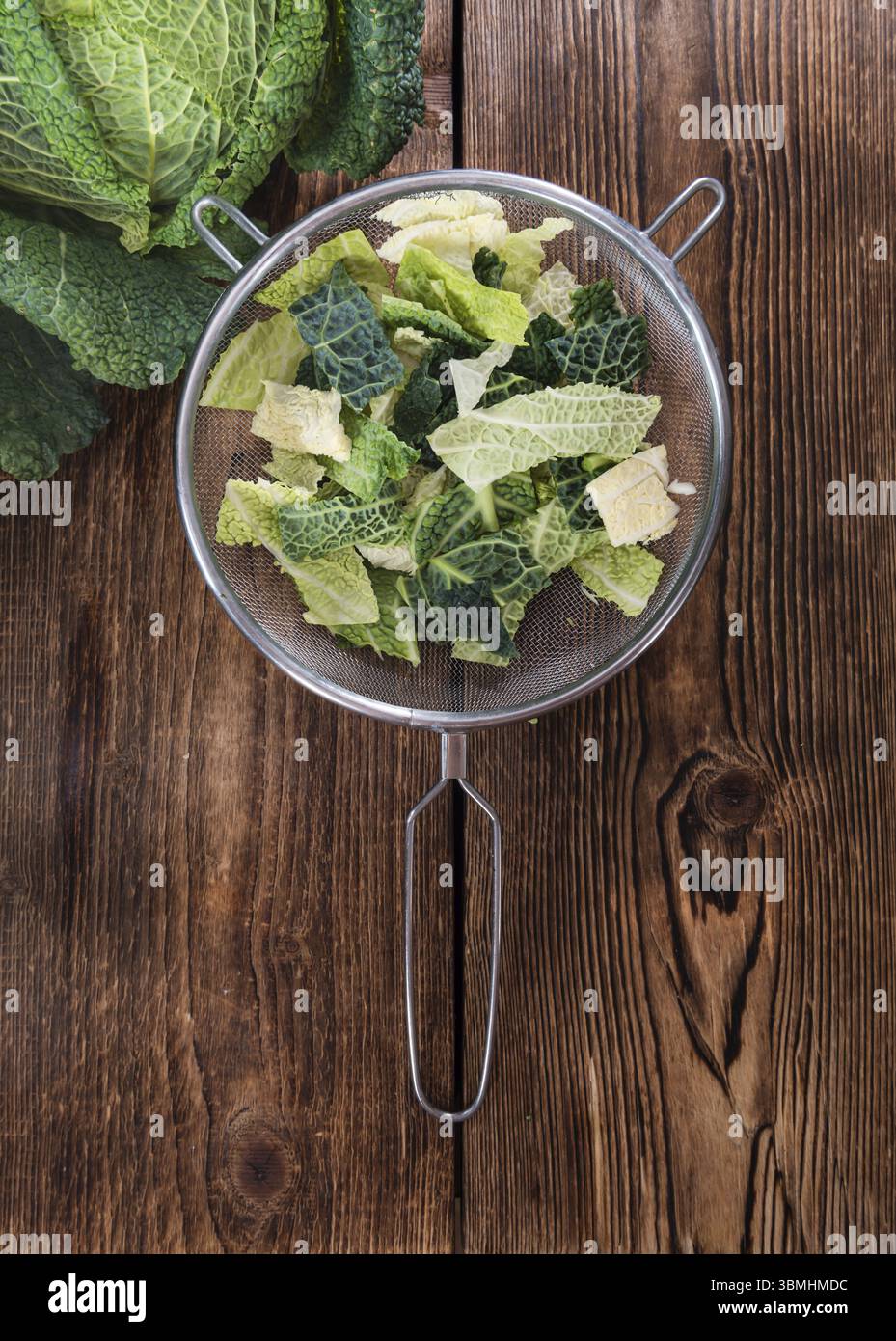 Porzione di fresh Savoy (close-up shot) su sfondo di legno Foto Stock