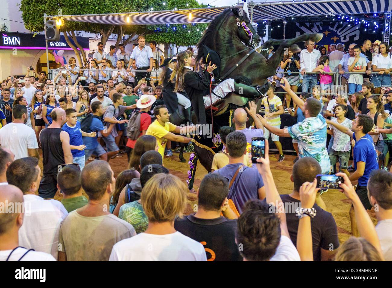 Danza tradizionale dei cavalli Jaleo, originaria del XIV secolo, feste di Sant Lluis, villaggio di Sant Lluis, Minorca, Isole Baleari, Spagna, Europa Foto Stock