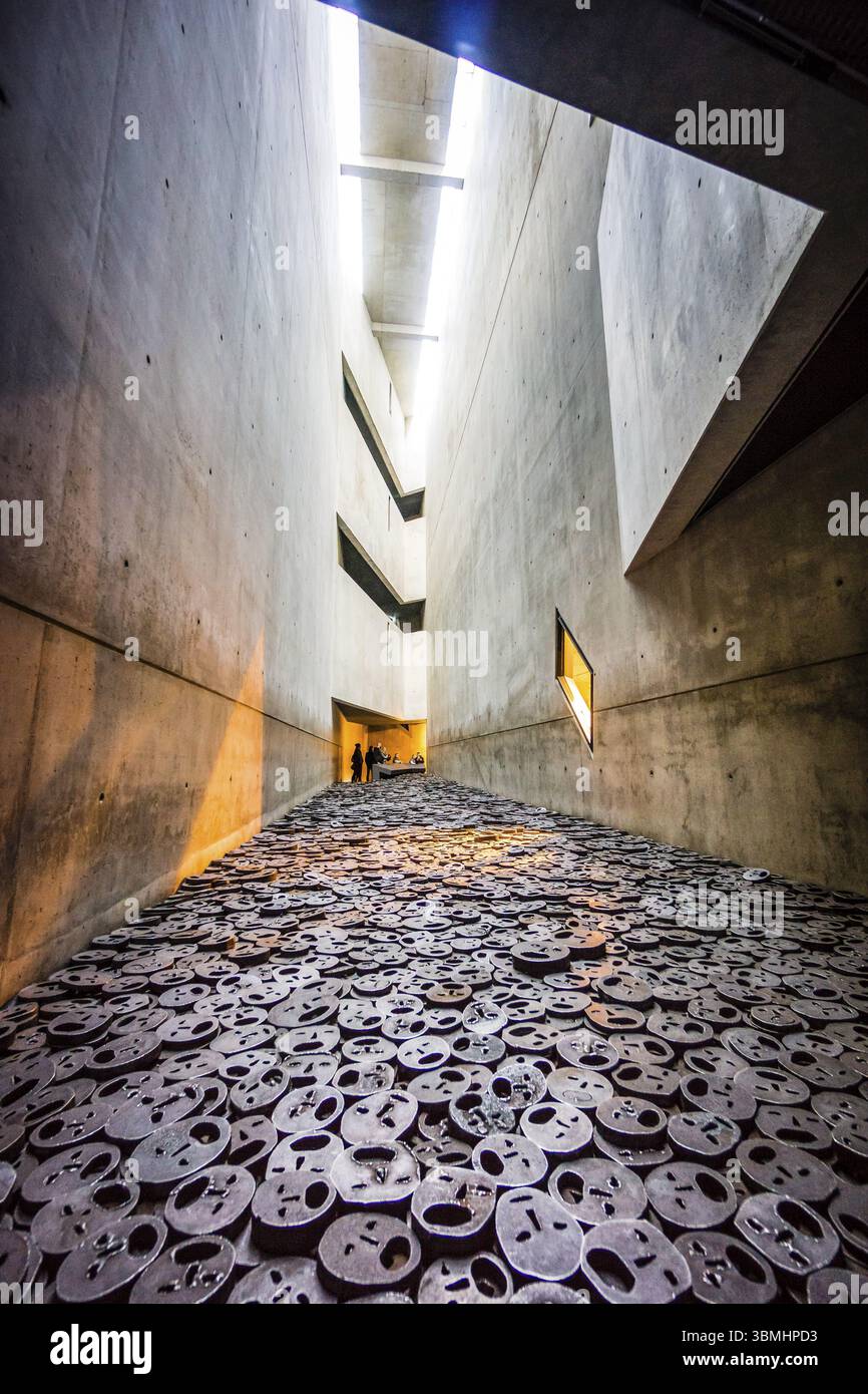 Shalechet, -Fallen Leaves-, installazione artistica di Menashe Kadishman, Jewish Museum Berlin, progettato dall'architetto polacco Daniel Libeskinds, Berlino, tedesco Foto Stock