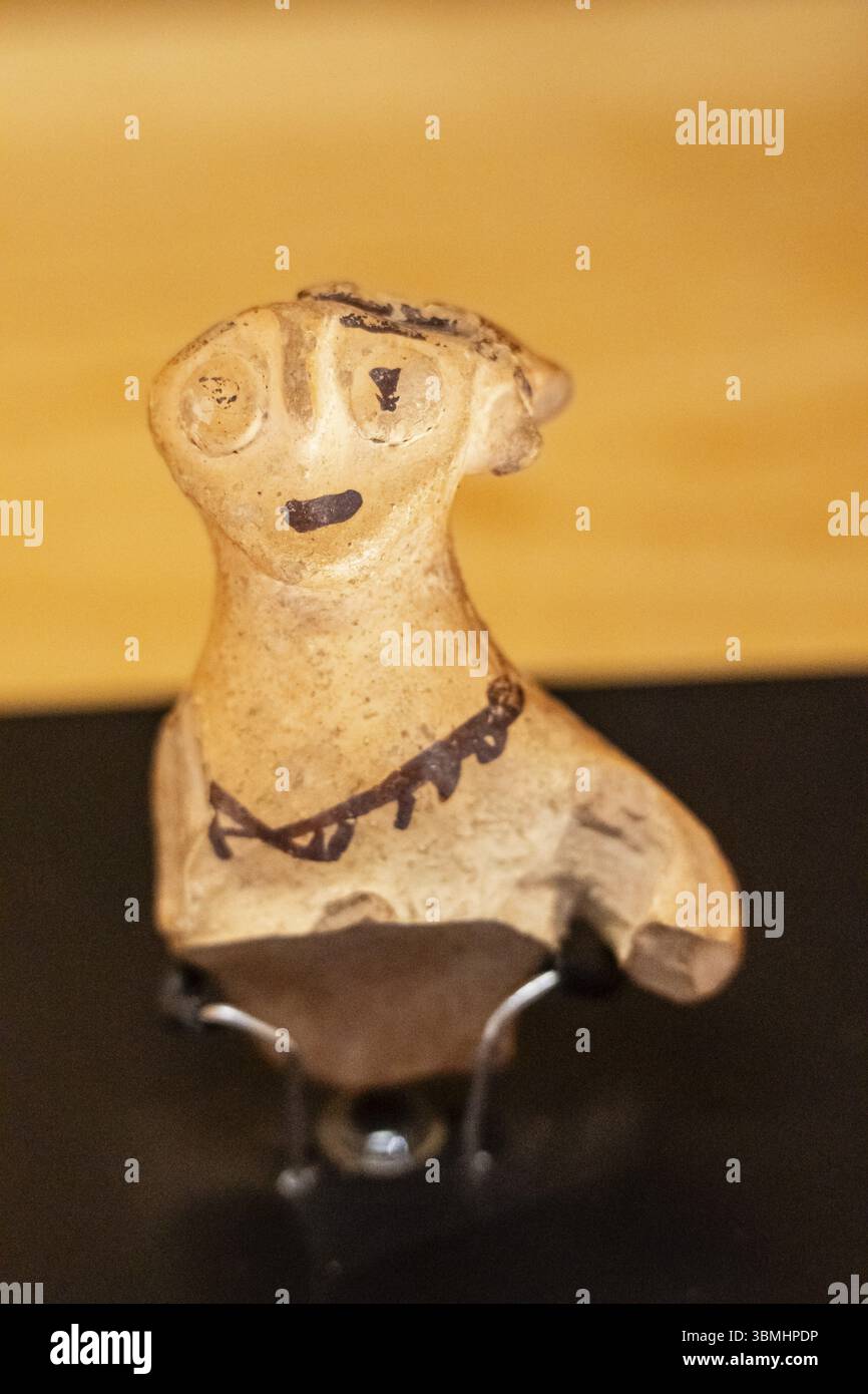 Figurina umana in ceramica dipinta, Huesca, periodo iberico trecentocinquanta-cinquanta a.C., museo Huesca, comunità Aragona, Spagna, Europa Foto Stock