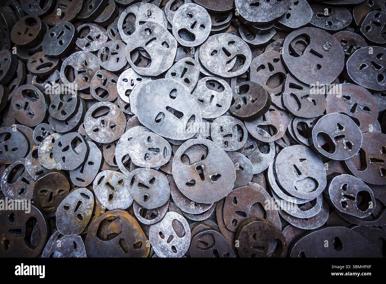 Shalechet, -Fallen Leaves-, installazione artistica di Menashe Kadishman, Jewish Museum Berlin, progettato dall'architetto polacco Daniel Libeskinds, Berlino, tedesco Foto Stock