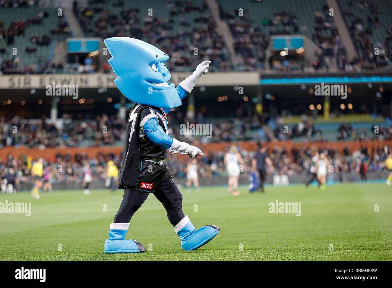 Adelaide, Australia, 26 giugno 2025 Port Adelaide Football Club Mascot - IL FLASH aumenta la folla prima della partita in casa del club contro il Carlton Football Club. Credito; Mark Willoughby/ALAMY Live News Foto Stock