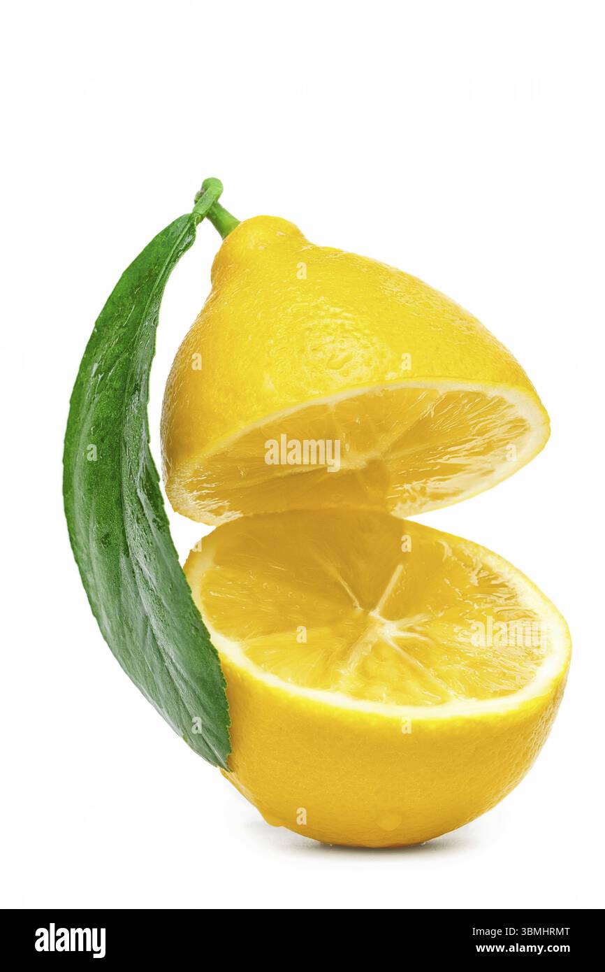 Gelbe zitrone in zwei teile geschnitten mit einem blatt isoliert auf einem weissen hintergrund Foto Stock