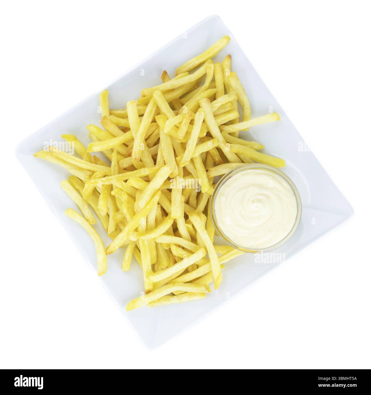 Porzione di patatine fritte isolata su sfondo bianco (scatto ravvicinato) Foto Stock