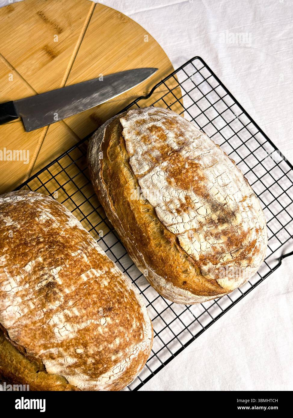Pane fatto in casa senza lievito o glutine nelle mani della donna. Immagine per il pubblico attento alla salute e temi alimentari naturali. Foto Stock