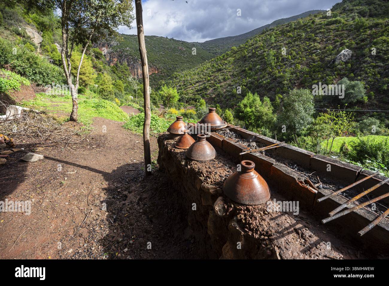 Piccola cucina all'aperto essenziale, gola del fiume Fardi, Akchour, talambote, Marocco, nord Africa, Africa Foto Stock