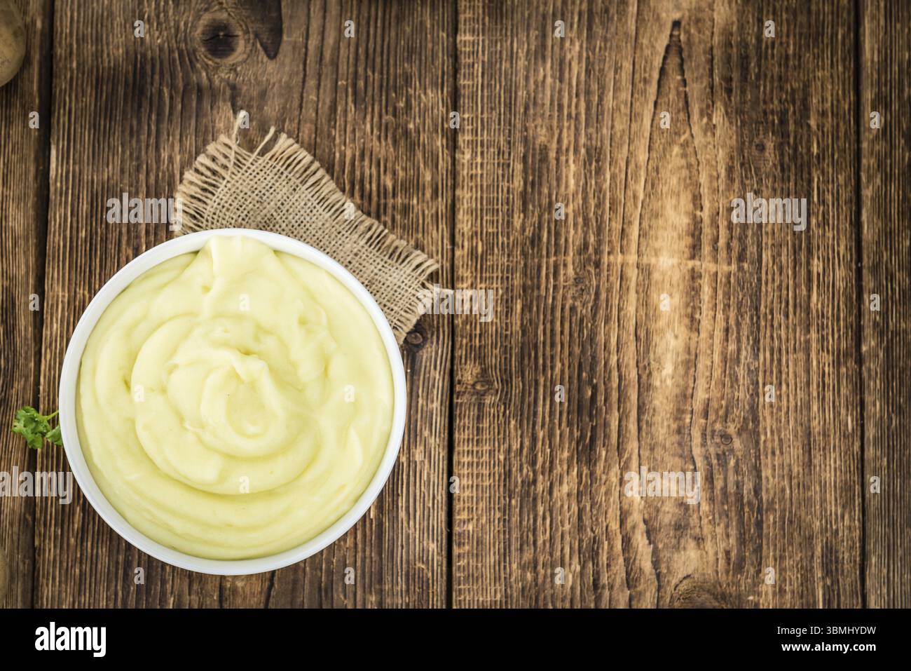 Purè di patate (attenzione selettiva) su sfondo vintage in legno Foto Stock