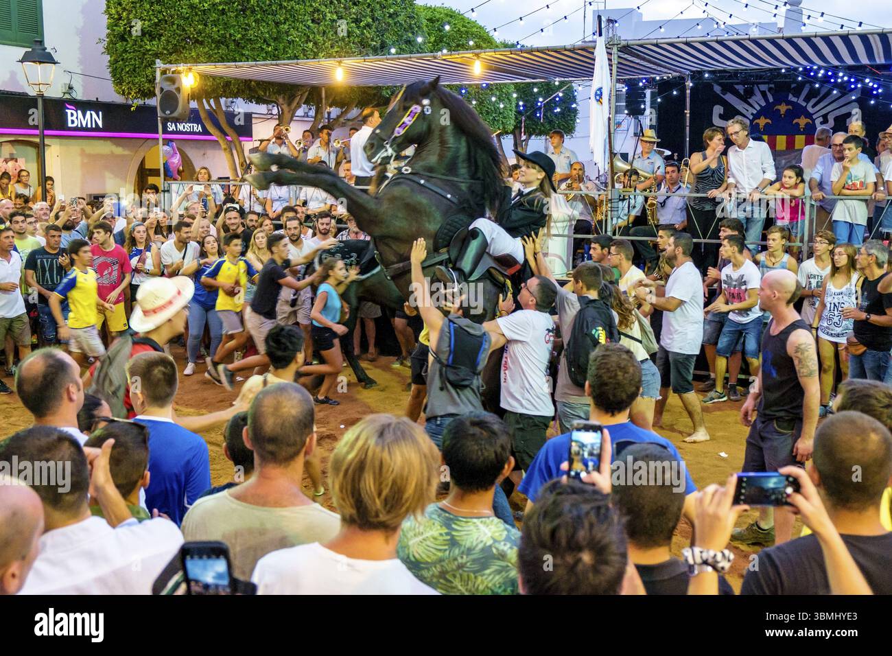 Danza tradizionale dei cavalli Jaleo, originaria del XIV secolo, feste di Sant Lluis, villaggio di Sant Lluis, Minorca, Isole Baleari, Spagna, Europa Foto Stock