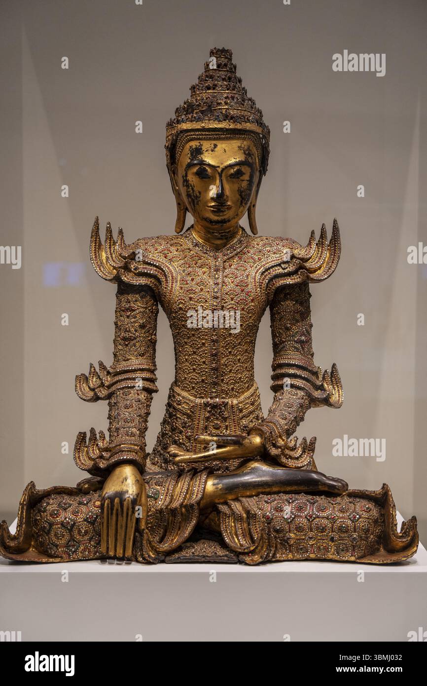 Gekroenter Buddha, Birmania, 19 anni. Jahrhundert, vergoldeter lack und Glaseinlage auf Holz, MuEC, Barcellona, Katalonien, spagnolo Foto Stock