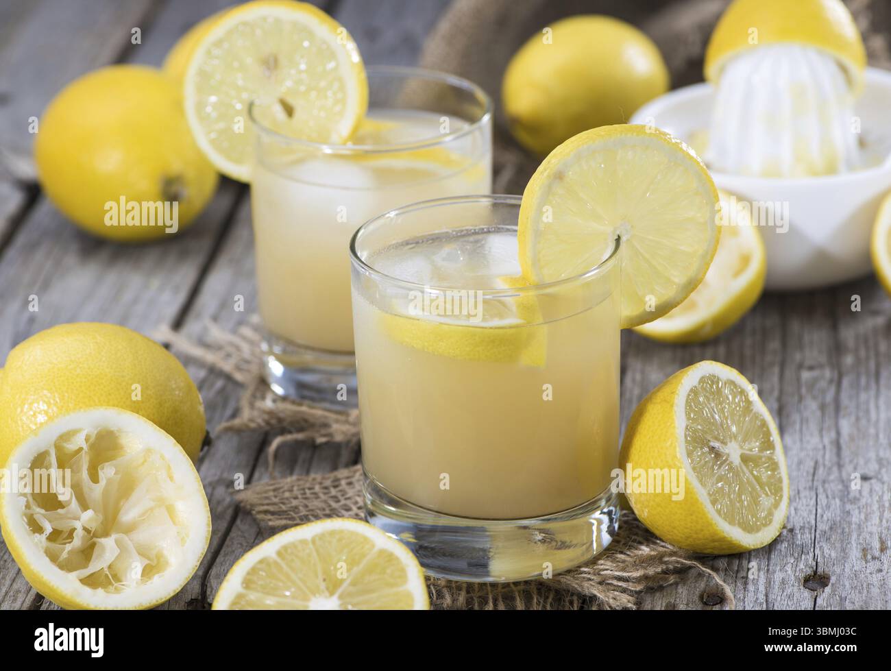 Di vetro riempita con fresche fatte di succo di limone Foto Stock