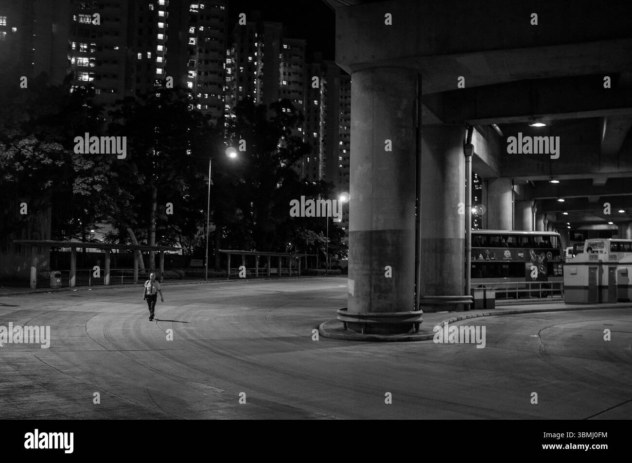 Immagine in bianco e nero di una stazione degli autobus di Hong Kong Foto Stock
