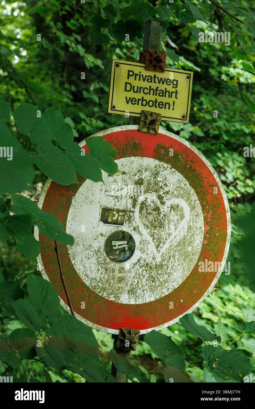 Un cartello di accesso sporco su una strada privata, cuore dipinto, Wetter an der Ruhr, Renania settentrionale-Vestfalia, Germania. ein verdrecktes Einfahrt verboten Schild Foto Stock