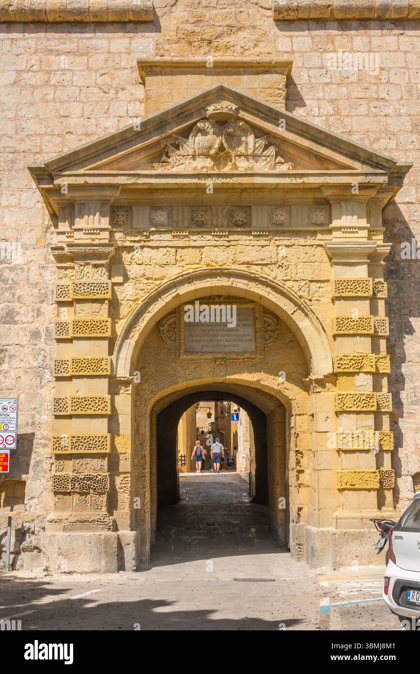 Porta dei Greci di Mdina, vista della porta dei Greci (inizio XVIII secolo), l'ingresso inferiore alla storica fortezza della città di Mdina, Rabat, Malta Foto Stock