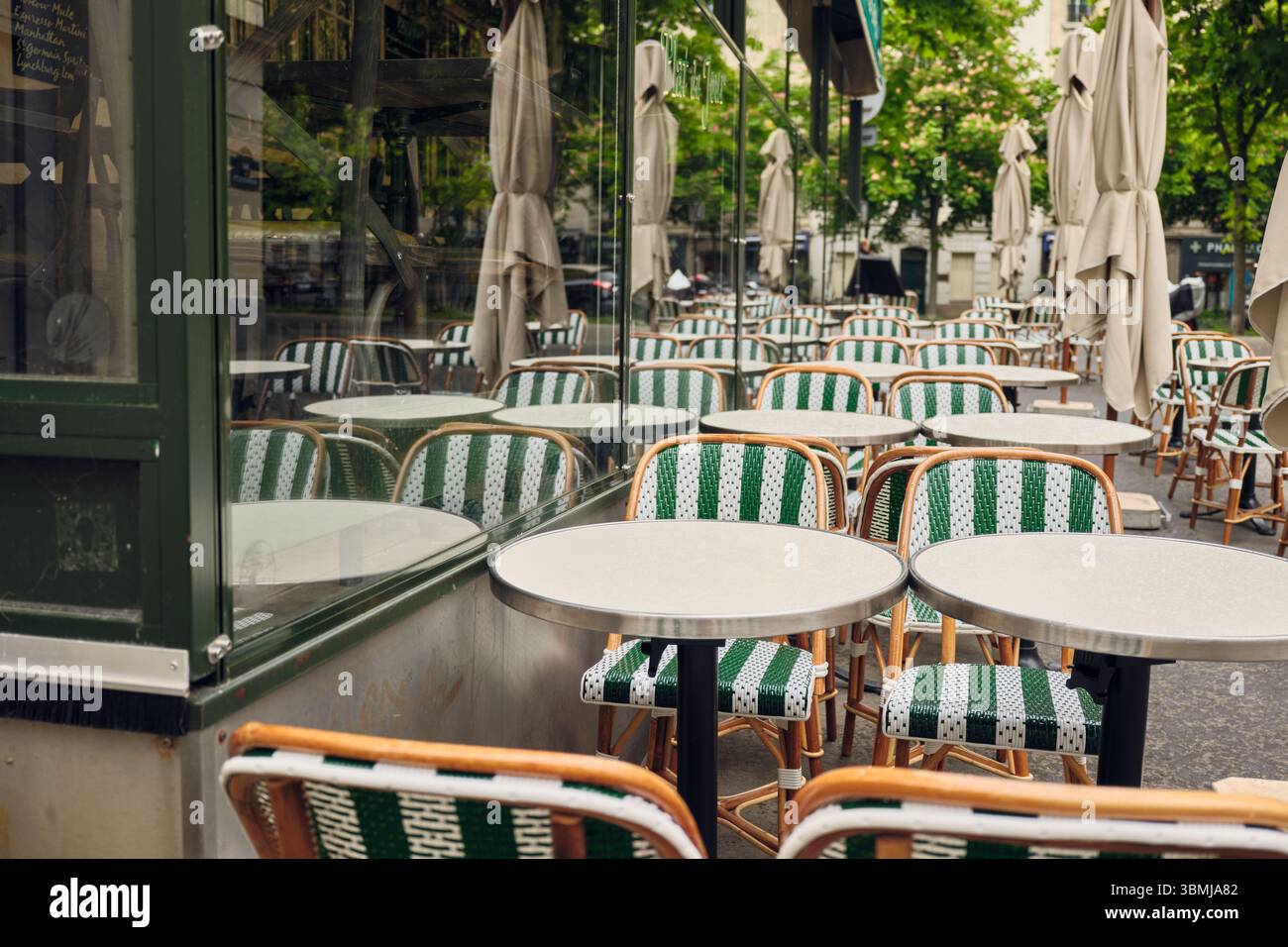 Tavoli e sedie da bistrot parigini vuoti in attesa dei clienti Foto Stock