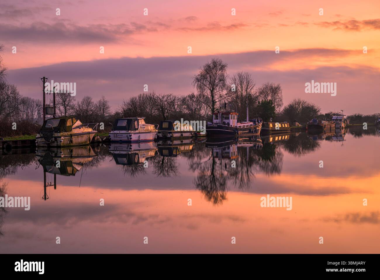 Il Gloucester and Sharpness Canal, preso nei pressi di Slimbridge, Gloucestershire, Regno Unito, con il tramonto Foto Stock