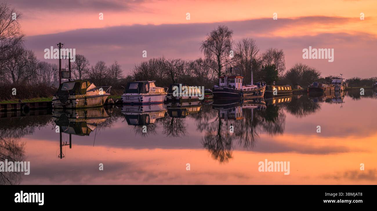 Il Gloucester and Sharpness Canal, preso nei pressi di Slimbridge, Gloucestershire, Regno Unito, con il tramonto Foto Stock