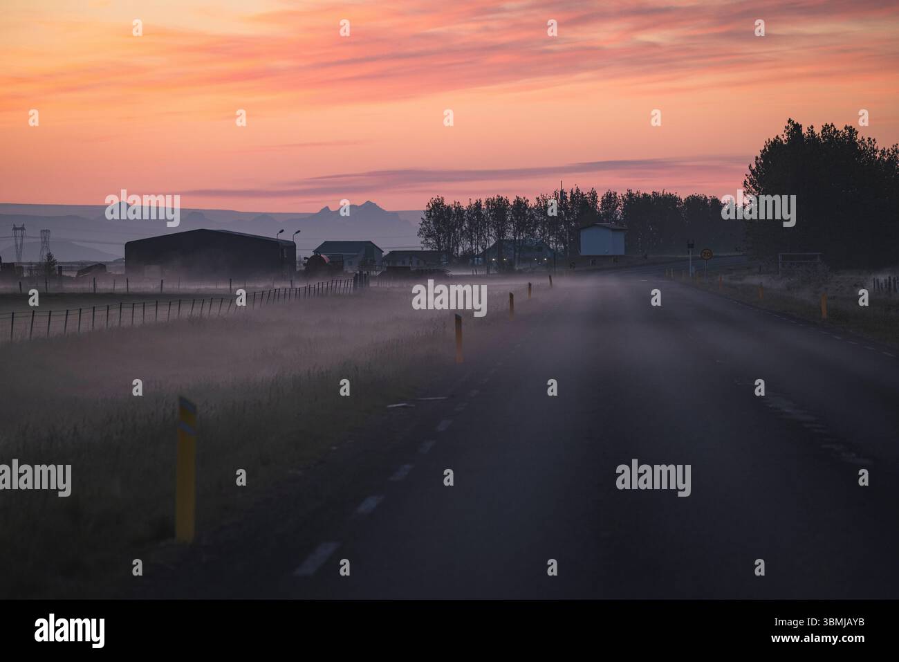 Luci e nebbie del sole di mezzanotte Foto Stock