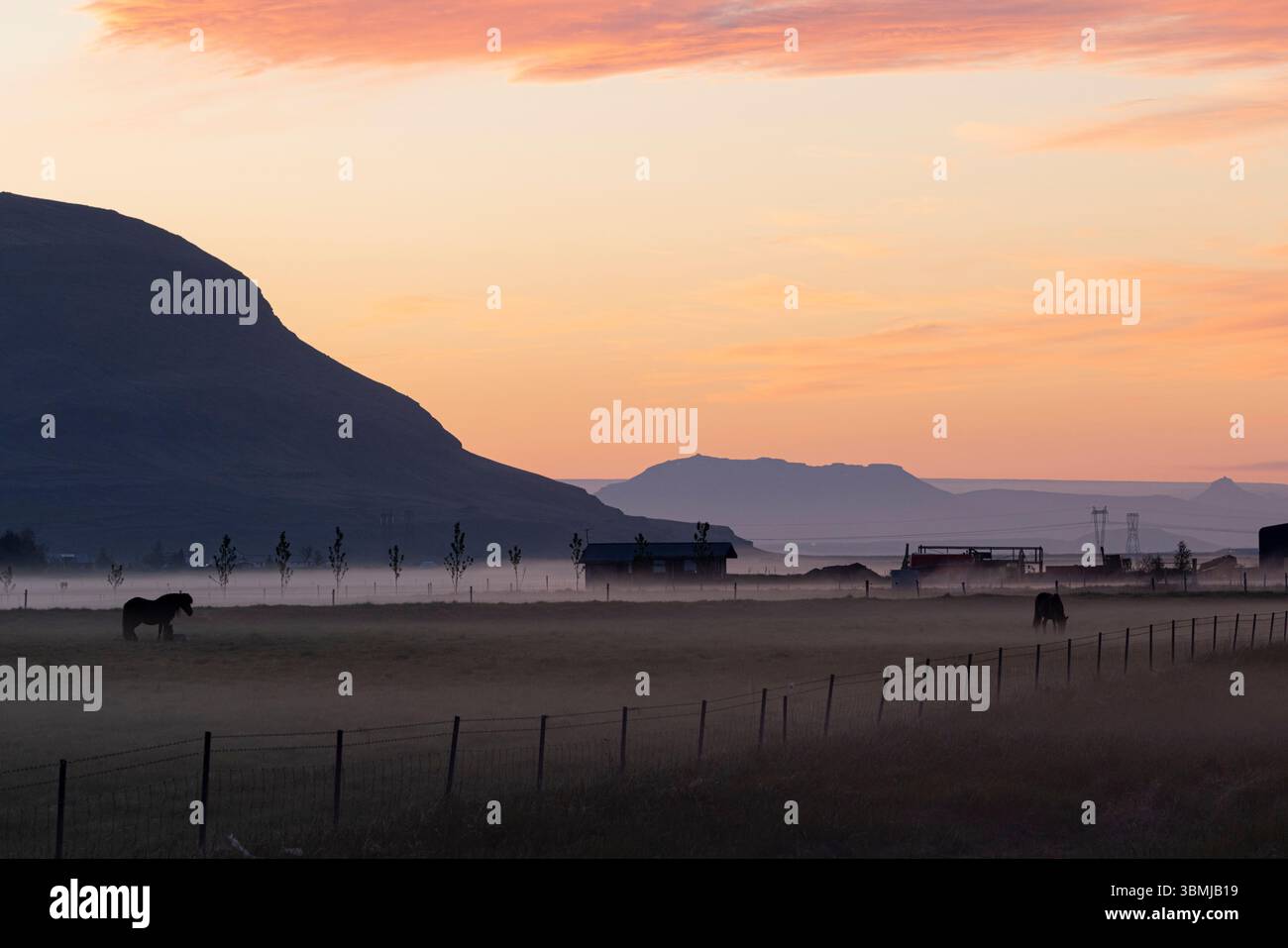 Luci e nebbie del sole di mezzanotte Foto Stock