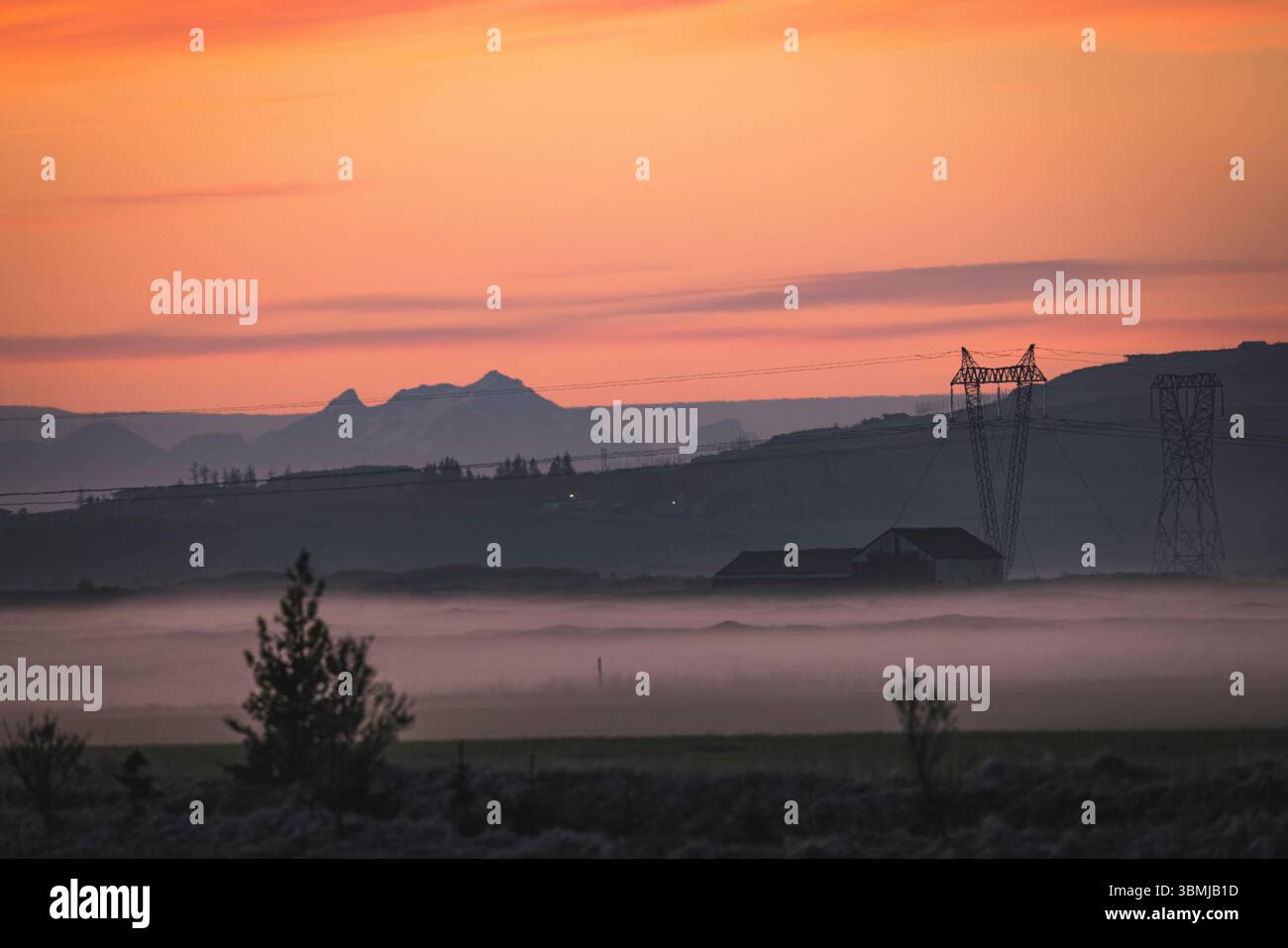 Luci e nebbie del sole di mezzanotte Foto Stock