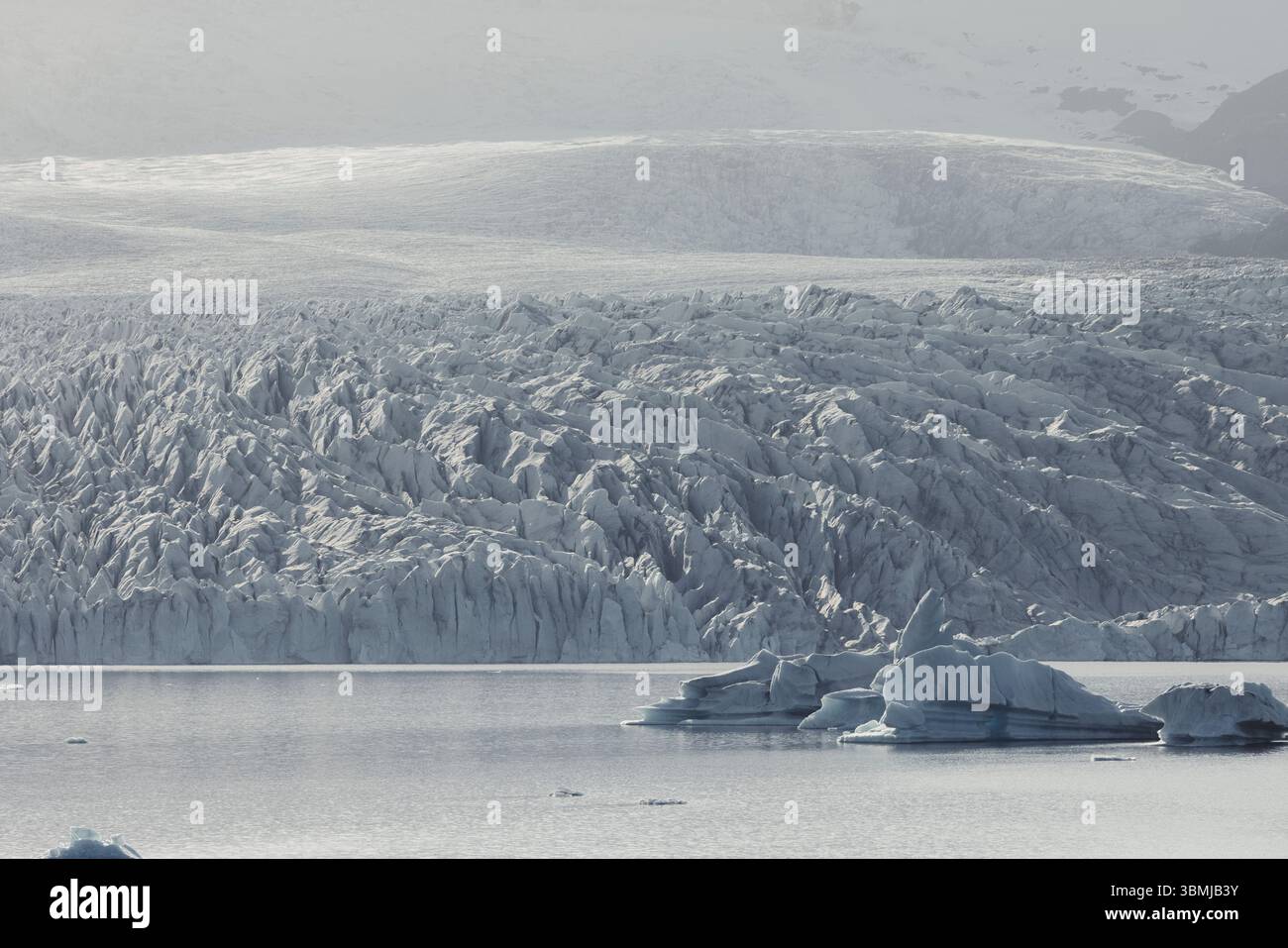 Sezione frontale e crepacci di un ghiacciaio da una vista aerea Foto Stock