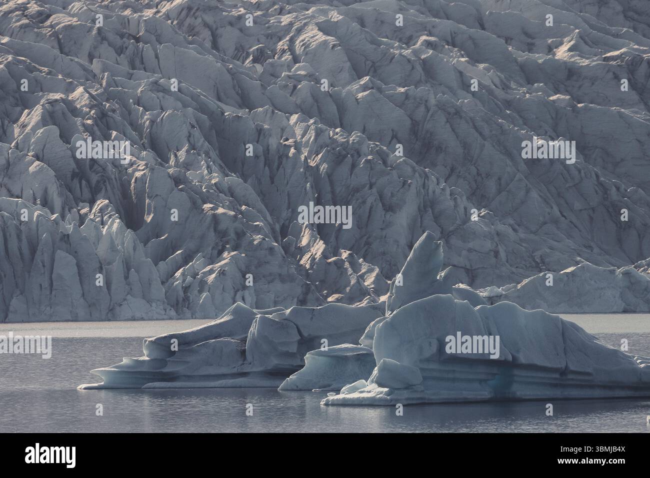 Sezione frontale e crepacci di un ghiacciaio da una vista aerea Foto Stock