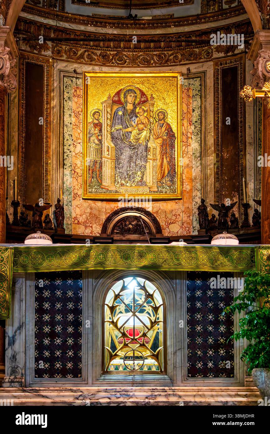 L'altare del XII secolo di San Crisogono a Roma, in Italia, ospita le reliquie di San Crisogono. Dietro di esso, un mosaico del XIII secolo attribuito a Pietro Cava Foto Stock