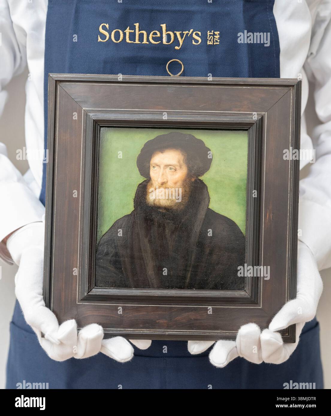 Sotheby's, Londra, Regno Unito. 27 giugno 2025. Anteprima dell'asta dei vecchi maestri di Sotheby che si svolge la sera del 2 luglio. Le attrazioni principali includono: Corneille de Lyon, Ritratto di un mercante, tradizionalmente identificato come Theodore Beza. Stima: £300.000-400.000. Crediti: Malcolm Park/Alamy Live News Foto Stock