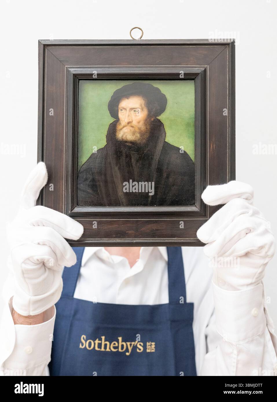 Sotheby's, Londra, Regno Unito. 27 giugno 2025. Anteprima dell'asta dei vecchi maestri di Sotheby che si svolge la sera del 2 luglio. Le attrazioni principali includono: Corneille de Lyon, Ritratto di un mercante, tradizionalmente identificato come Theodore Beza. Stima: £300.000-400.000. Crediti: Malcolm Park/Alamy Live News Foto Stock