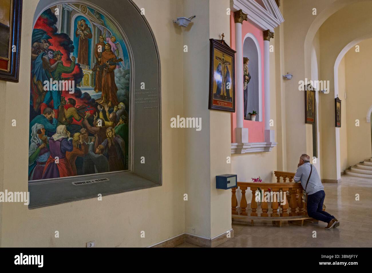 Affreschi nella chiesa francescana di Shkodër che raffigurano la persecuzione comunista e l'assassinio dei monaci Fransicani durante il regno comunista, Shkodër, Foto Stock