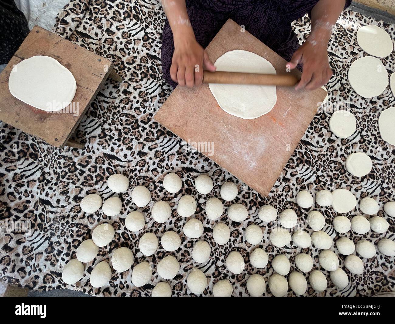 Impastare l'impasto e preparare il pane, vista dall'alto dell'impasto. Foto Stock