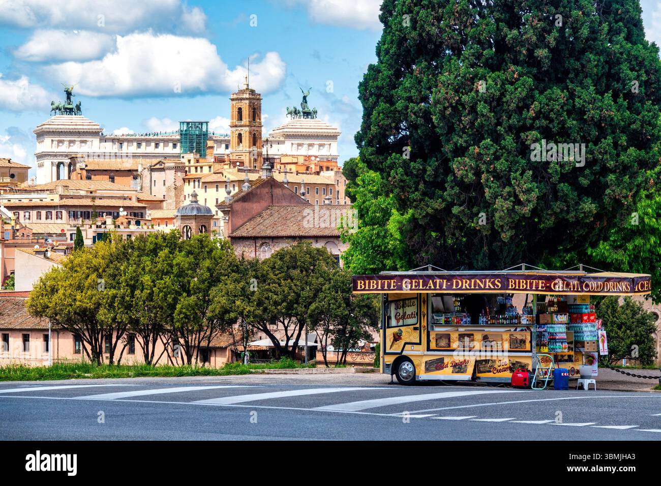 Un carrello di ristoro vicino al Circo massimo a Roma, in Italia, con lo sfondo dell'altare della Patria e del Campidoglio. Foto Stock