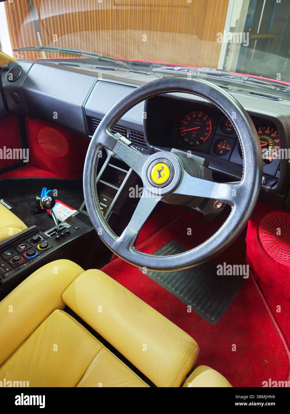 Interni Ferrari Testarossa con iconico volante a tre razze Foto Stock