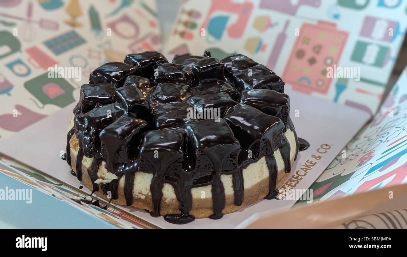 Cheesecake Brownie al doppio cioccolato - Immagine stock catturata con smartphone