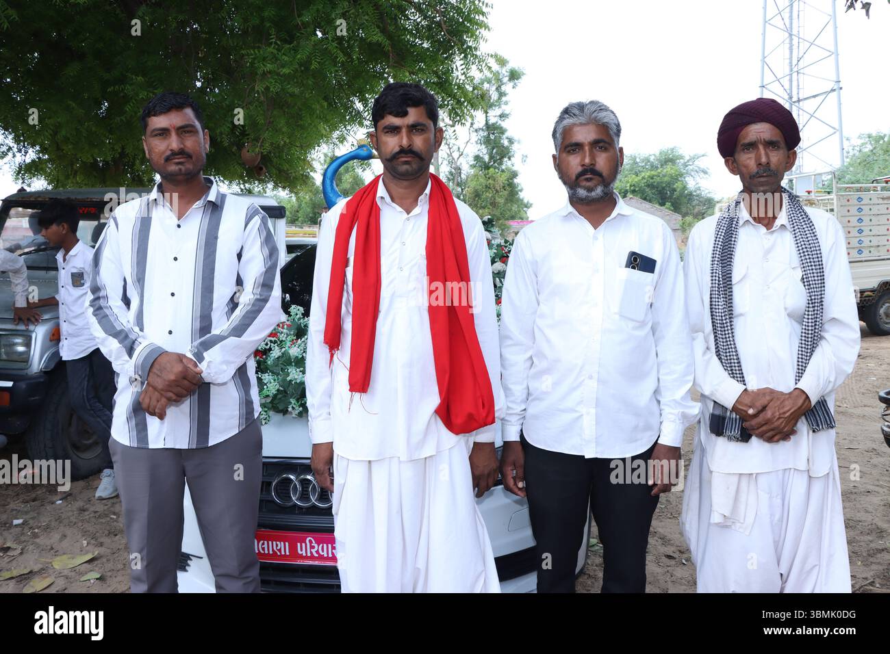 Matrimoni tradizionali indiani e cerimonie culturali con amici e familiari Foto Stock