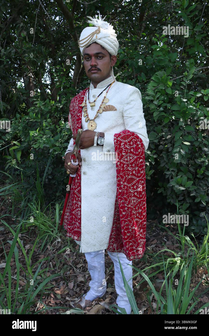 Matrimoni tradizionali indiani e cerimonie culturali con amici e familiari Foto Stock