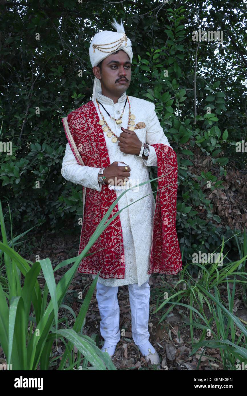 Matrimoni tradizionali indiani e cerimonie culturali con amici e familiari Foto Stock